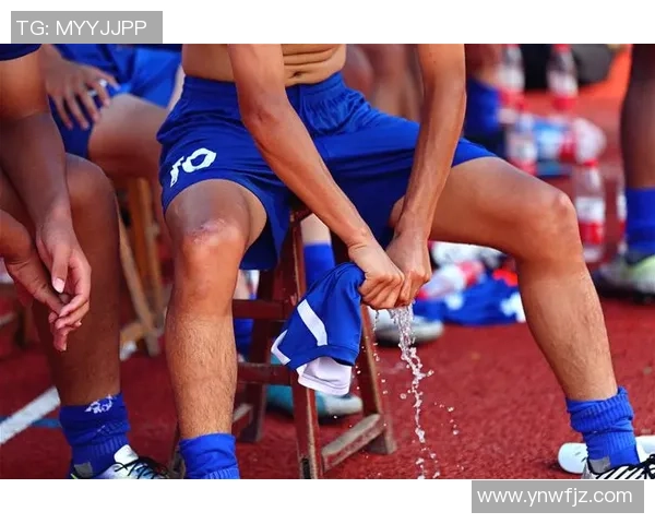 在烈日下拼搏的足球明星们用汗水书写荣耀与梦想